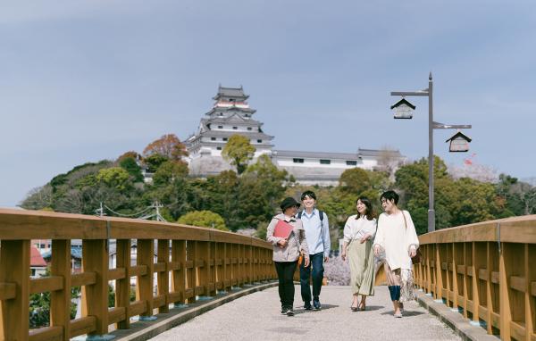 レンタサイクル、ガイド付きまち歩きツアー「歩唐」などのツーリズムサービスもあります。